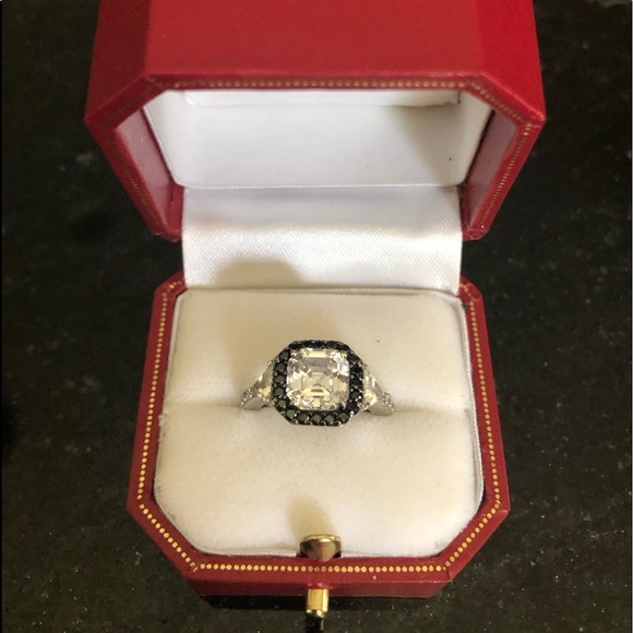 Gorgeous Ring! Real or fabulous Simulation? - Picture 6 of 10